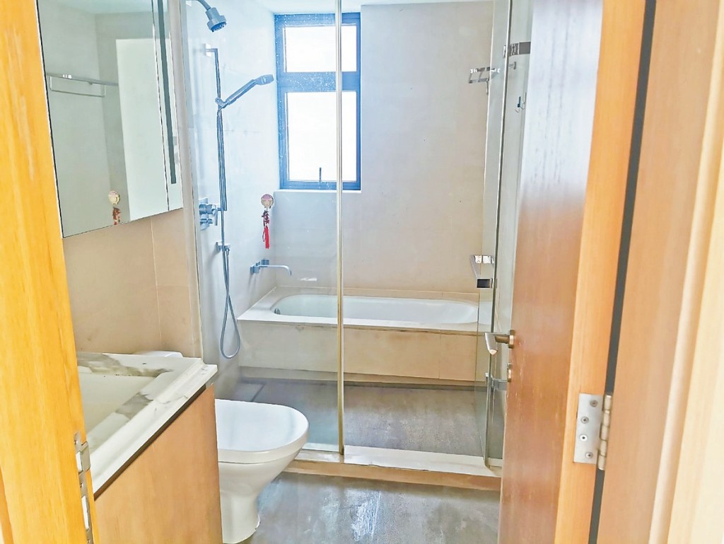 浴室设有淋浴及浴缸，保养簇新。