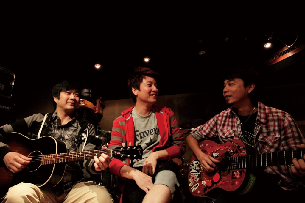 (左起)乐队组合Zen成员郑伟鸿(低音结他手)、黄和兴(主音)、邓明辉(结他手)。