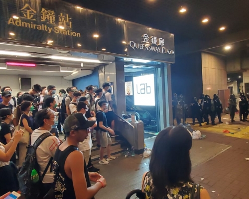 金鐘站多個出入口關閉或只限入站。