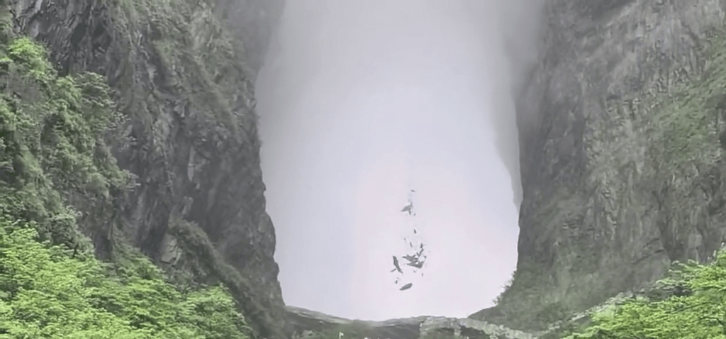 張家界知名景區天門山天門洞,有網民意外拍下岩石脫落的情景。 抖音 張家界知名景區天門山天門洞,有網民意外拍下岩石脫落的情景。 抖音