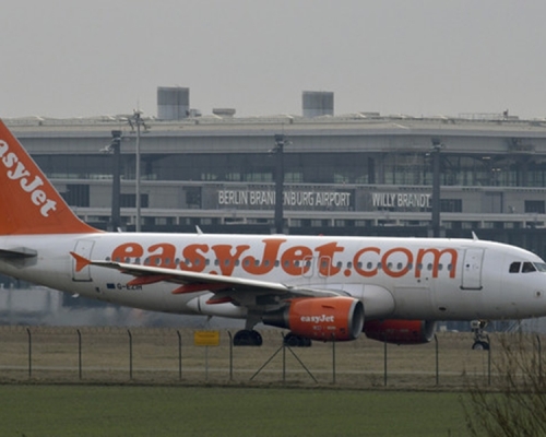 男子試圖打開飛機艙門被機上其他旅客制伏綁在座位上,直到降落後交由警方處理。
網上圖片