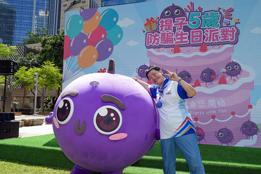 市民與提子合照。 市民與提子合照。