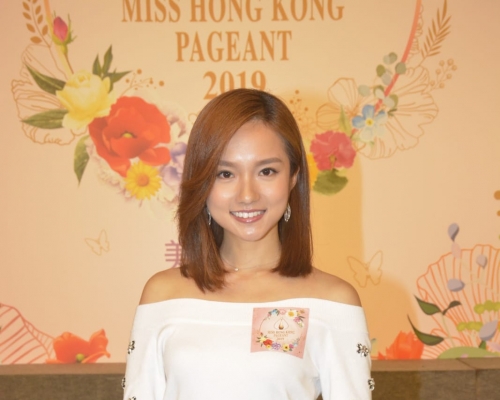 鄧卓殷出席《2019香港小姐競選》之「最後召集」活動。