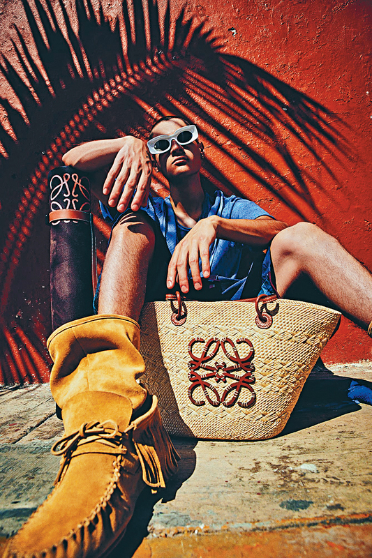 Loewe Anagram織籃手袋/$6,350，由哥倫比亞女工匠以Iraca棕櫚纖維手織而成，之後送到品牌西班牙皮革工坊加工。