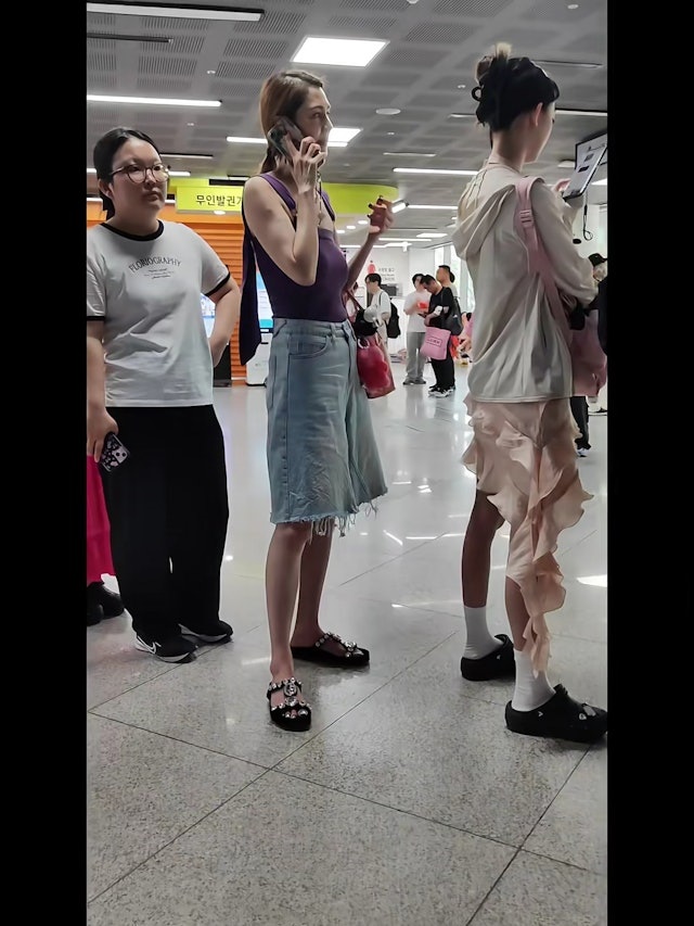 洪欣於演唱會場館排隊時,被指身材走樣。 洪欣於演唱會場館排隊時,被指身材走樣。