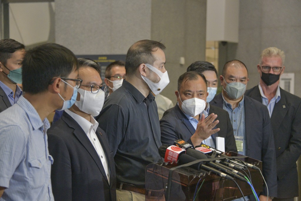 香港特區政府公務人員聯會主席李方冲（中）。資料圖片