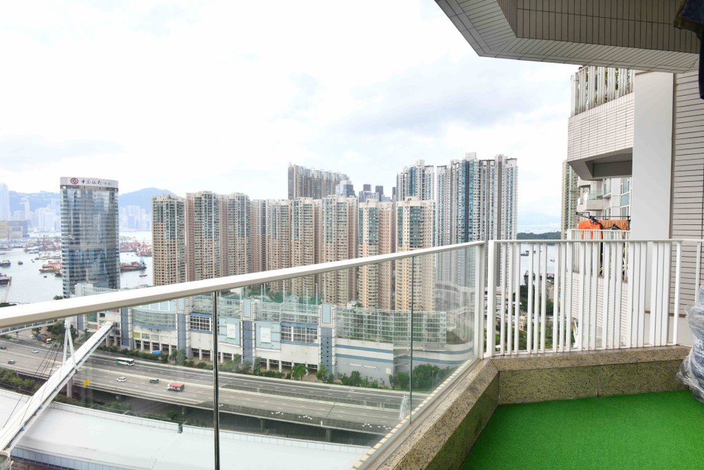 單位連有大露台，住戶可在此欣賞正南維港煙花海景。