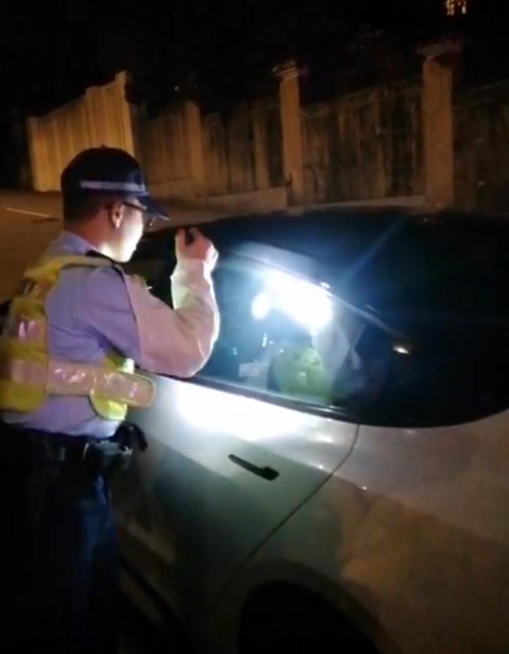 警方在通往飛鵝山的沿途路段設置路障檢查車輛,並針對該處高風險地點加強巡邏。 警方在通往飛鵝山的沿途路段設置路障檢查車輛,並針對該處高風險地點加強巡邏。