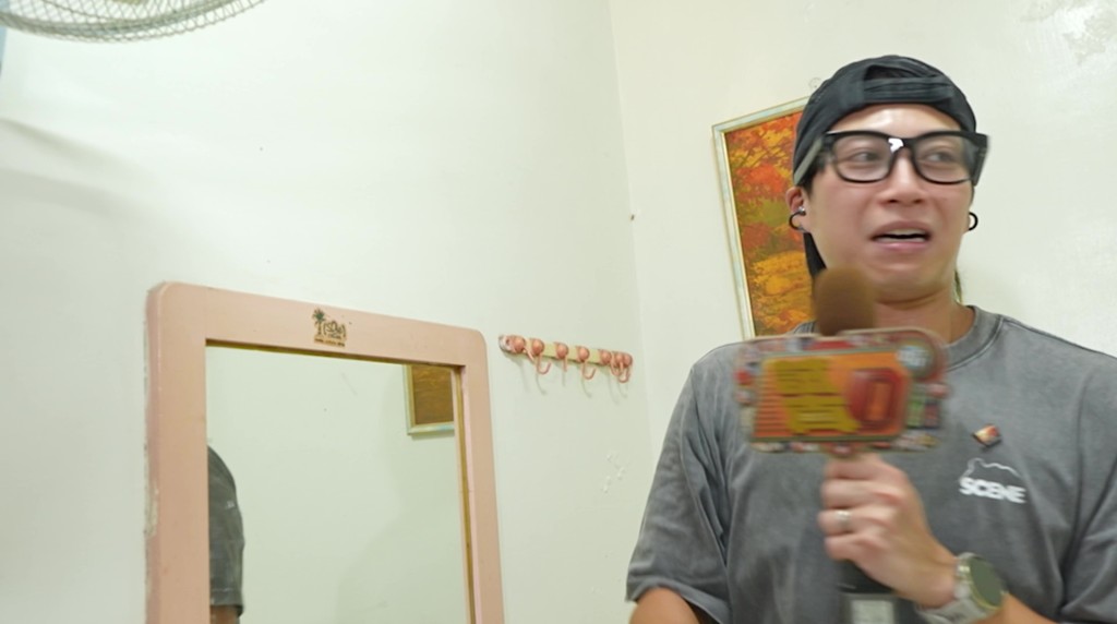 坤哥對房內的衛生情況感到極度驚訝,面容扭曲。 坤哥對房內的衛生情況感到極度驚訝,面容扭曲。