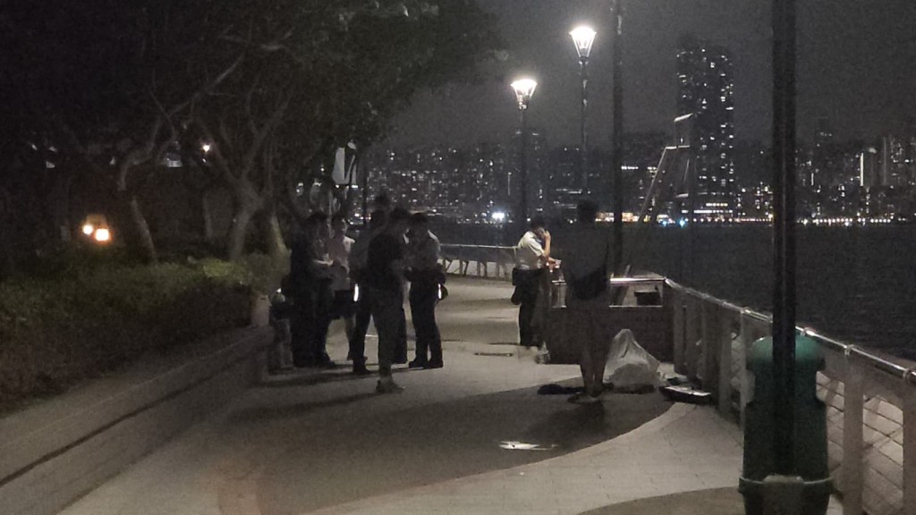消防海面搜索至水晚上約11時,尋獲男事主的遺體(白布)。黎志偉攝 消防海面搜索至水晚上約11時,尋獲男事主的遺體(白布)。黎志偉攝