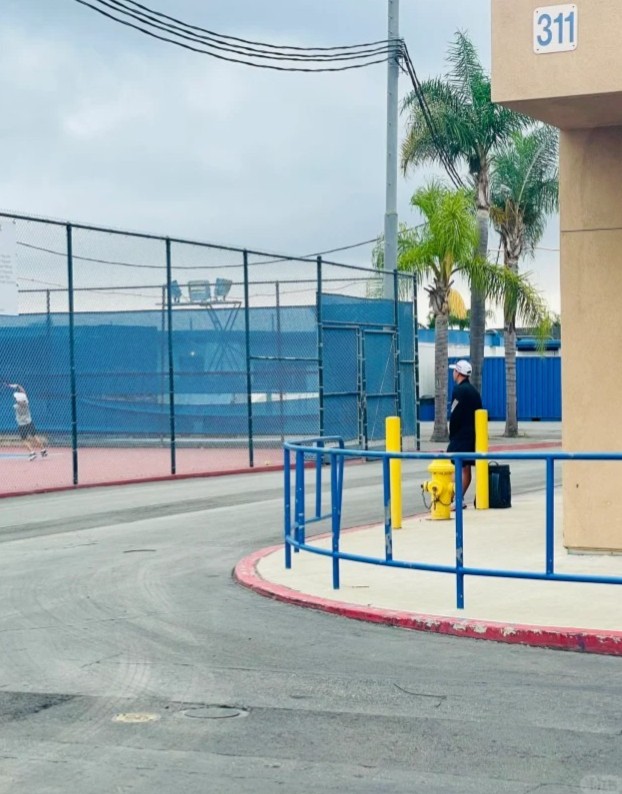 张德培近日又于美国一个网球场外被当地华人捕获。