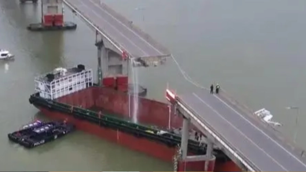 【中国新闻】货柜船撞沥心沙大桥 酿2死3失踪 / 更多新闻………