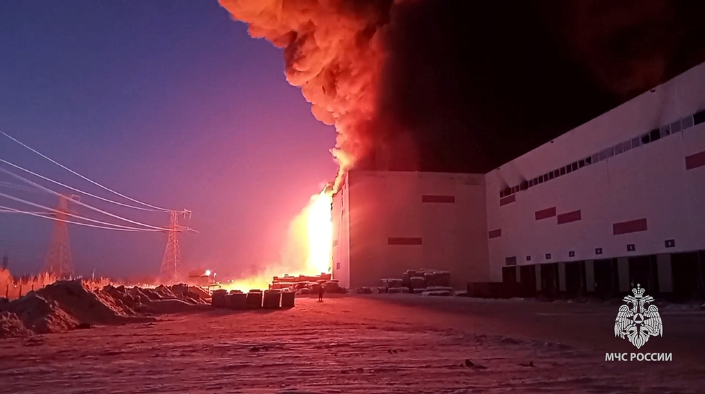 圣彼得堡近郊一个仓库发生大火。美联社