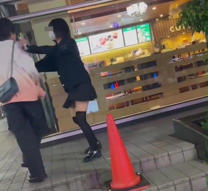 女子在街角出手推撞对方。网上截图