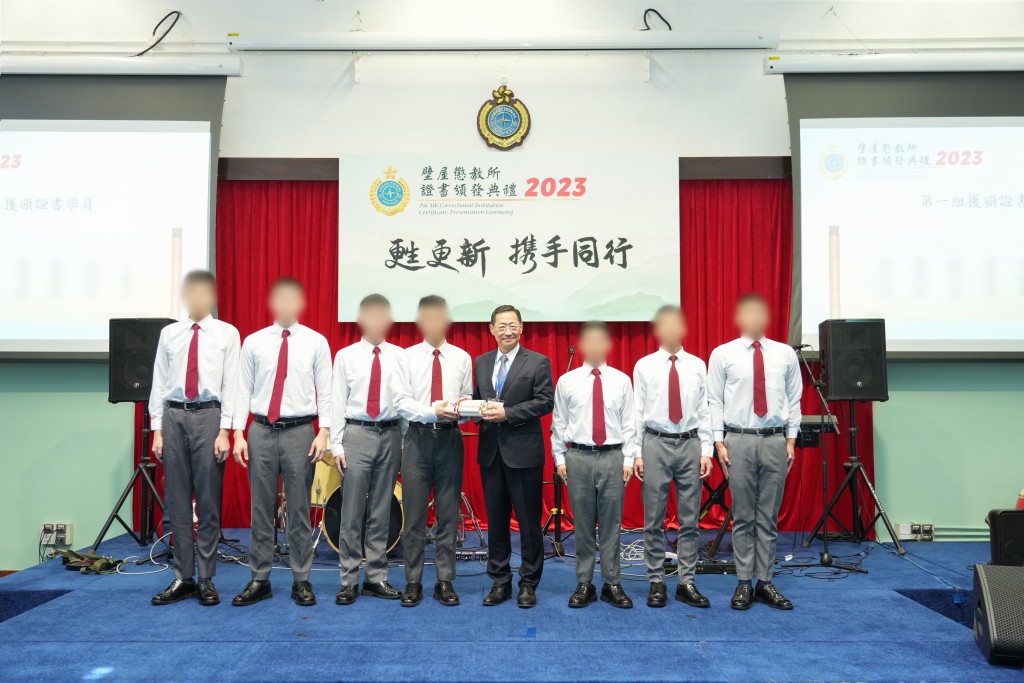 香港睦群助更生協會董事會主席趙芝勝博士（右四）在典禮上頒發證書予青少年在囚人士。