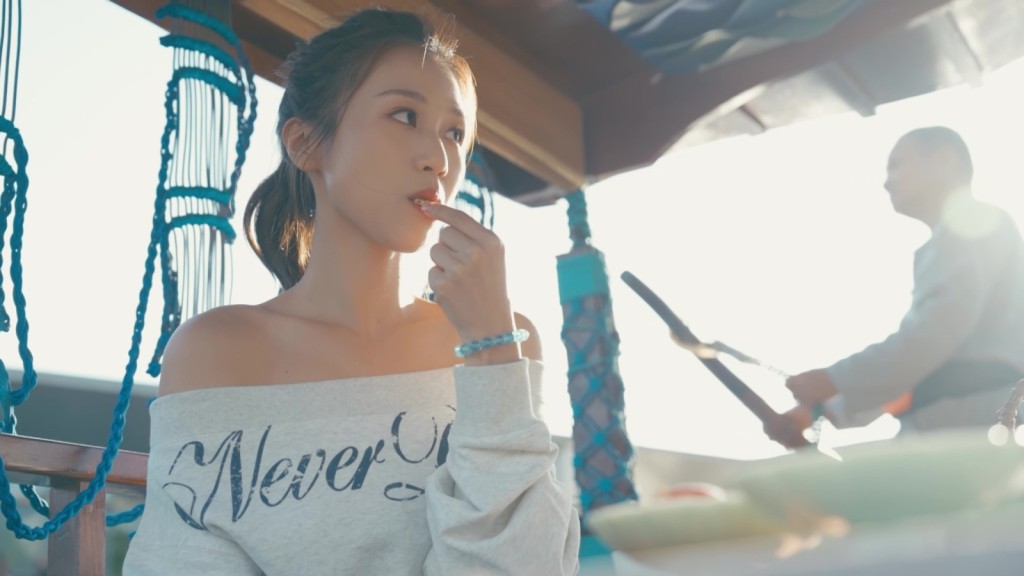 何沛珈遊船河,唔係釣墨魚。 何沛珈遊船河,唔係釣墨魚。