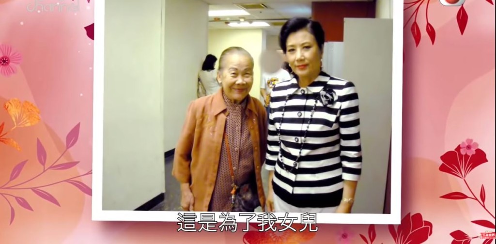 給女兒看與明星合照,讓女兒開心。