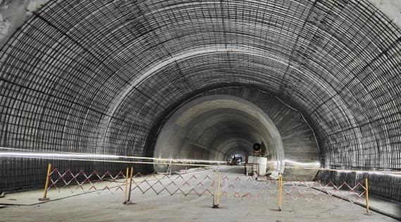天山勝利隧道是在建最長的高速公路隧道。中新網