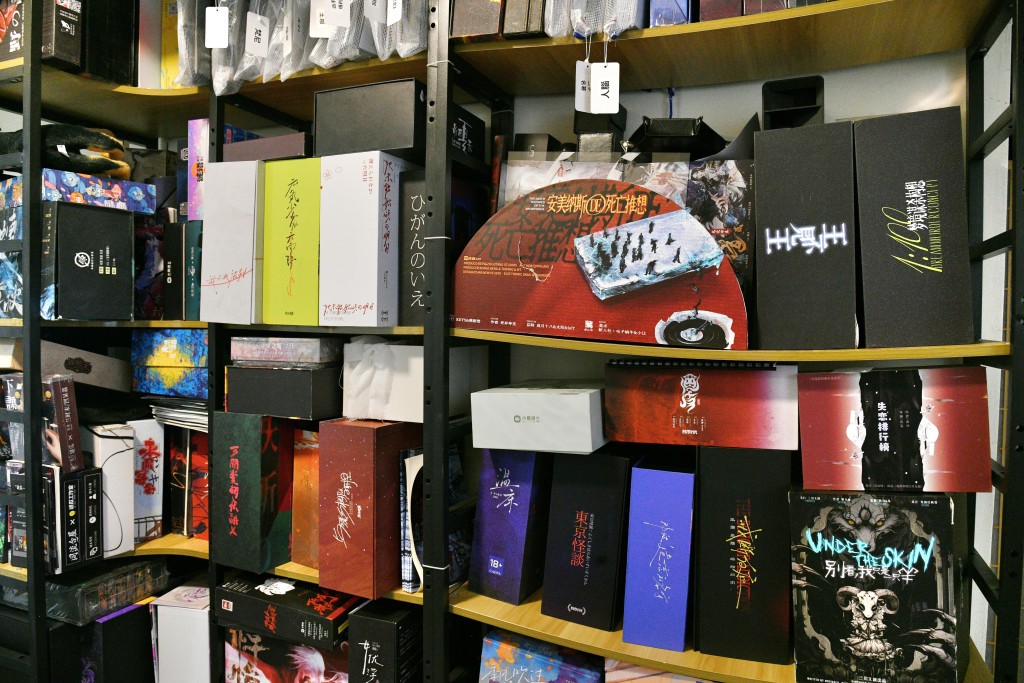 店舖位於旺角，租金相對較貴，每月租金約為六萬多元，約佔整體營運成本的四成至一半。