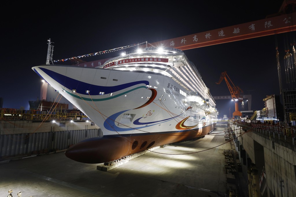 船坞内开始注水。中新社