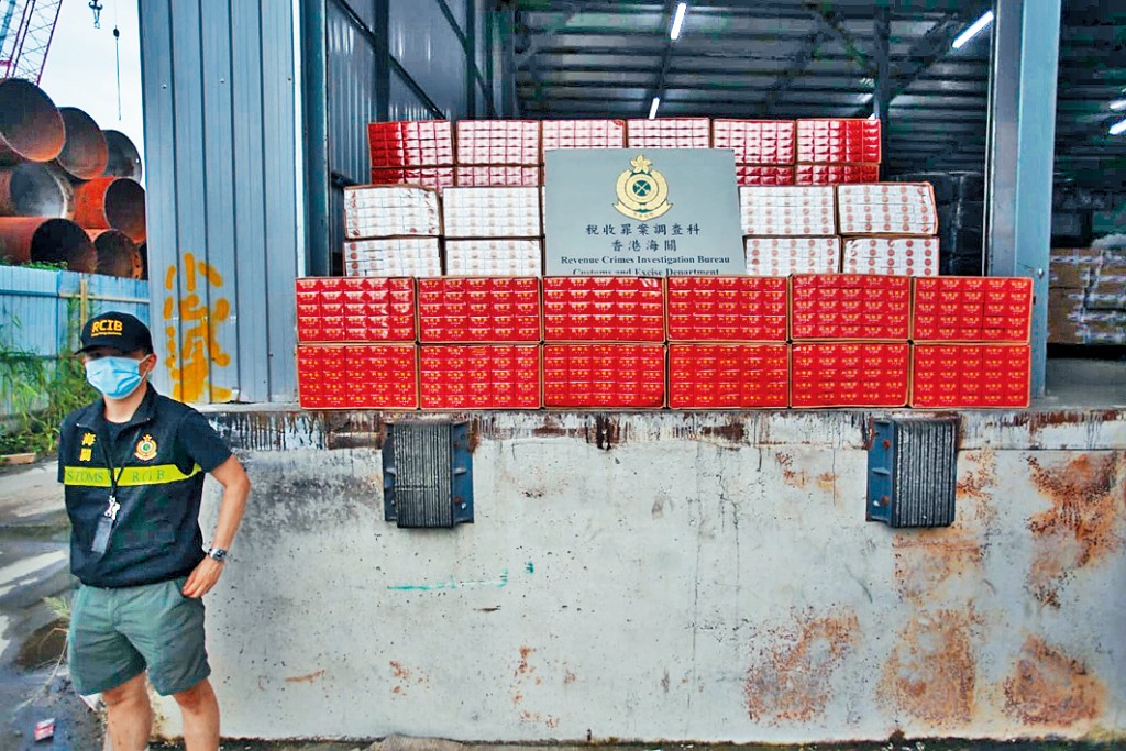 海关展示检获的大批怀疑未完税香烟。