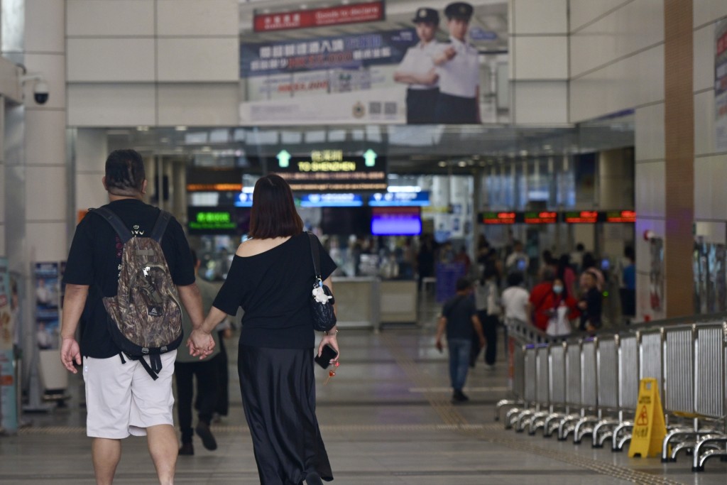 過關北上人流不多。