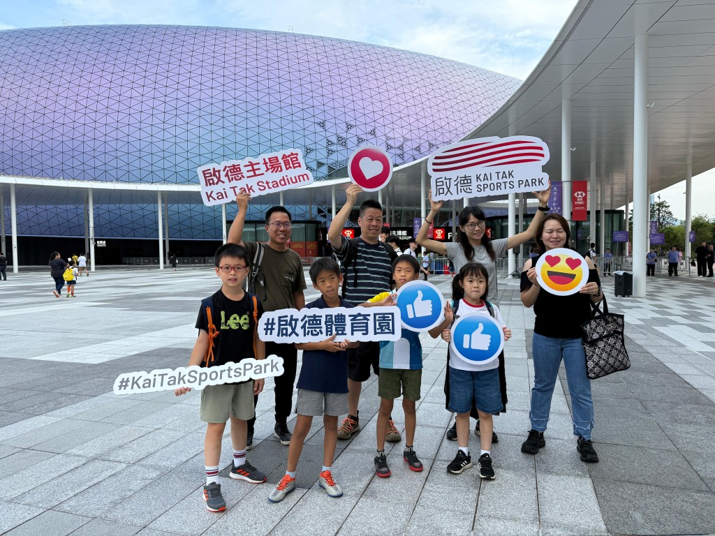 大小朋友們觀看熱刺公開操練。 大小朋友們觀看熱刺公開操練。