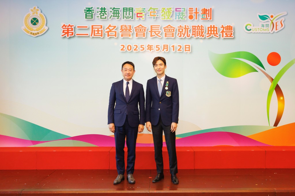 海關關長陳子達(左)頒授永遠名譽勳章予第一屆名譽會長會主席蔡加讚(右)。政府新聞處 海關關長陳子達(左)頒授永遠名譽勳章予第一屆名譽會長會主席蔡加讚(右)。政府新聞處