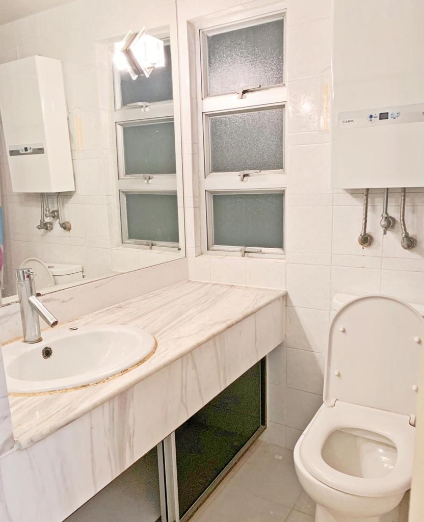 浴室设有窗户，有助排走湿气。