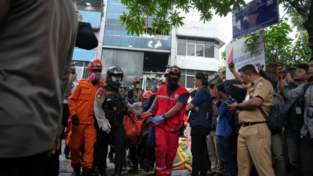 印尼雅加達一楝7層樓宇周二發生大火，消息指最少20人死亡。美聯社