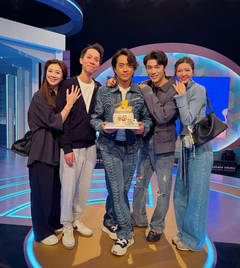 12月3日是森美的52歲生日,與他相當老友的麥美恩、丁子朗、吳若希就突擊錄影廠送上生日驚喜。 12月3日是森美的52歲生日,與他相當老友的麥美恩、丁子朗、吳若希就突擊錄影廠送上生日驚喜。