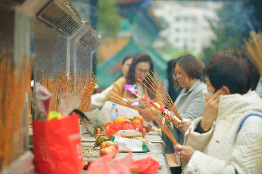 因應新春期間人流眾多，黃大仙祠實施單向參神路線及人潮管制措施。資料圖片