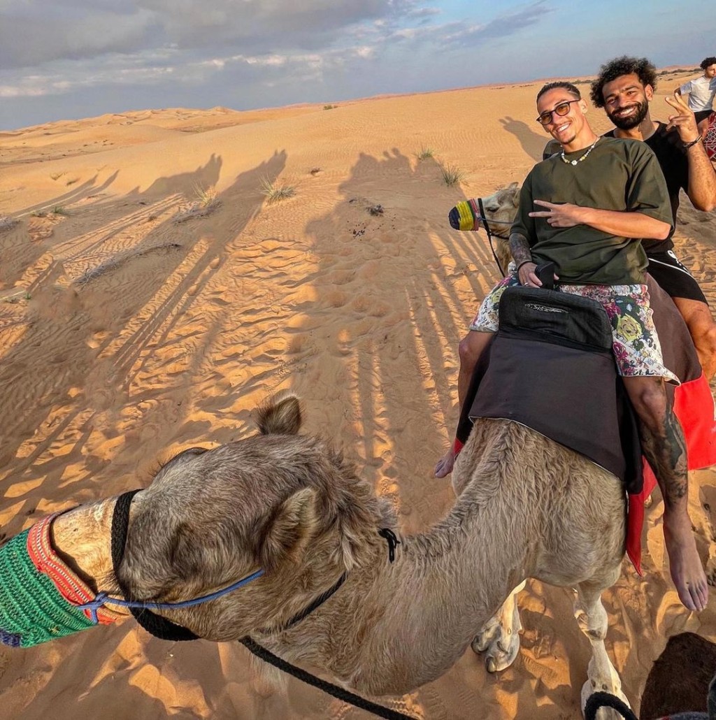 沙拿與隊友前往騎駱駝。網上圖片
