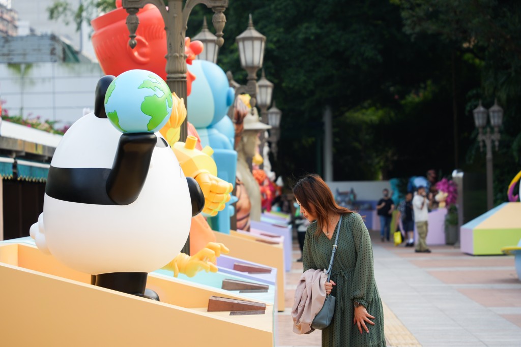 尖沙咀九龍公園的「香港漫畫星光大道」，是世界上首條以漫畫為主題的步道。