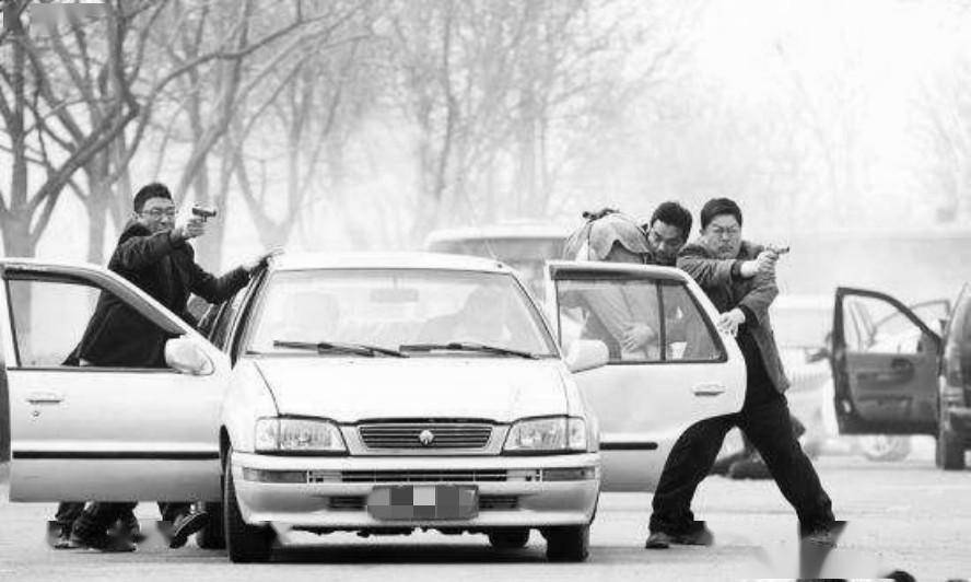 周向陽的武裝犯罪集團持有重火力，多次與警方駁火。示意圖