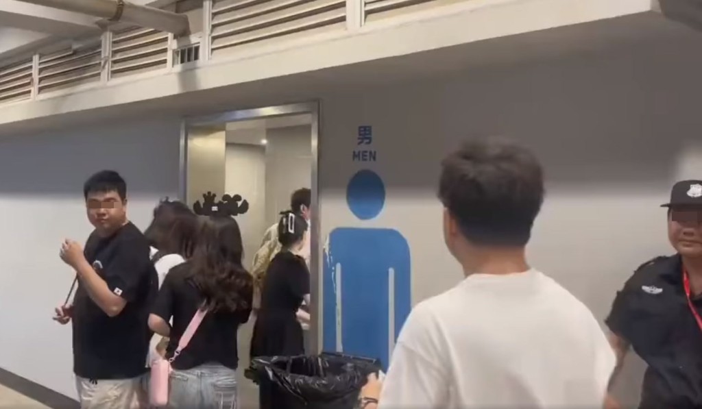内地武汉数名女歌迷被拍摄到在演唱会期间乱入男厕。网上截图