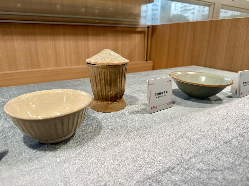 校方安排中一、中二、中四及中五級學生，在活動教室上中史課。 學校提供
