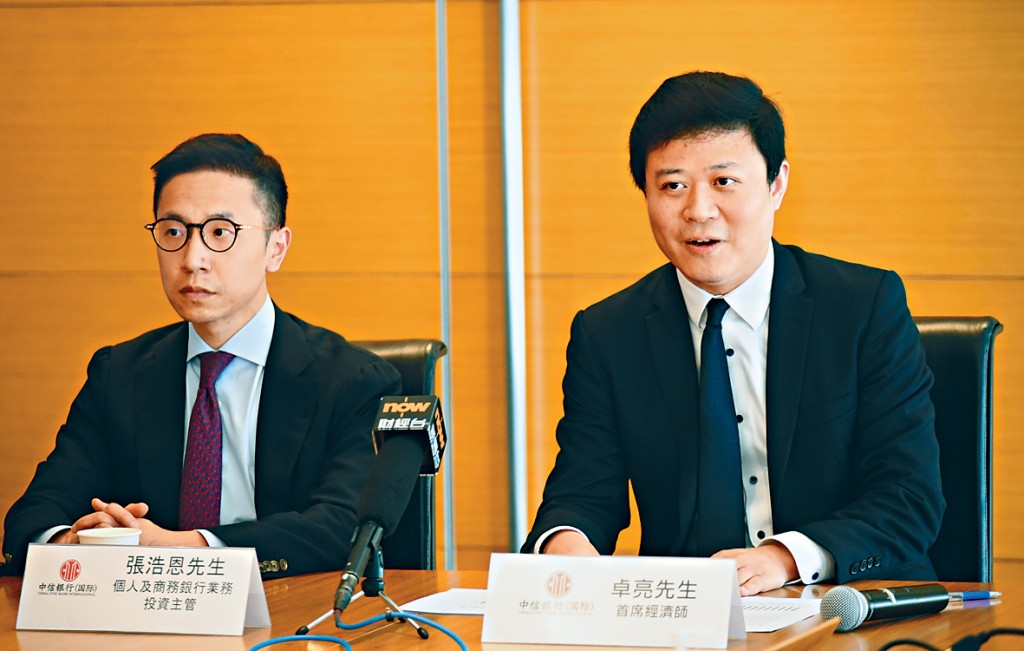 張浩恩（左）表示，恒指升幅正擴散至不同的股份，資金正慢慢重返港股。右為卓亮。