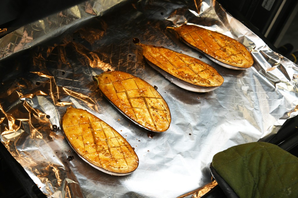 Step 7: 茄子放入焗炉以180°C焗八至十五分钟或至表面微焦。 Bake the eggplant again in the oven at 180°Ｃ for 8 to 15 minutes or until the surface is slightly charred.