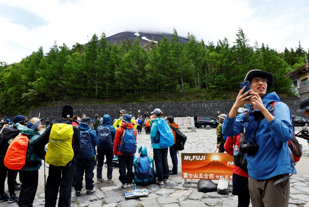 富士山今年登山季吸引20萬人次。路透社