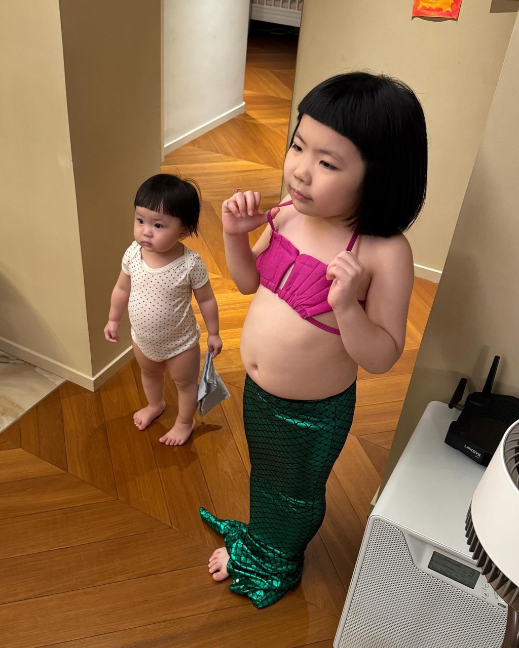 Lucy媽（梁志瑩）貼出6歲的Lucy穿縮水小魚仙裝，同1歲妹妹斐斐出鏡，梁志瑩說︰「肚腩都ok大，證明老母冇為咗cheap cheap慳錢有畀飯佢哋食，套Mermaid裝仲穿得落真係神奇。」