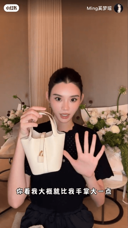 奚梦瑶买给2岁囡囡的奶油色Hermès Micro Picotin 14手袋，尺寸约一只手掌大小，非常的骰，售价约27,000港元。