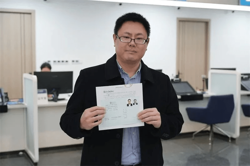 首位拿到「定居證」的台胞張立齊。 首位拿到「定居證」的台胞張立齊。