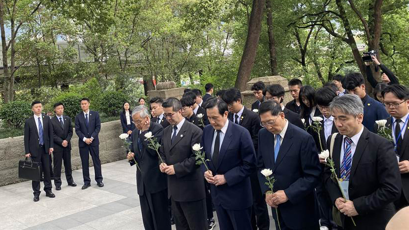 馬英九在張自忠墓前獻花。 中時新聞網圖