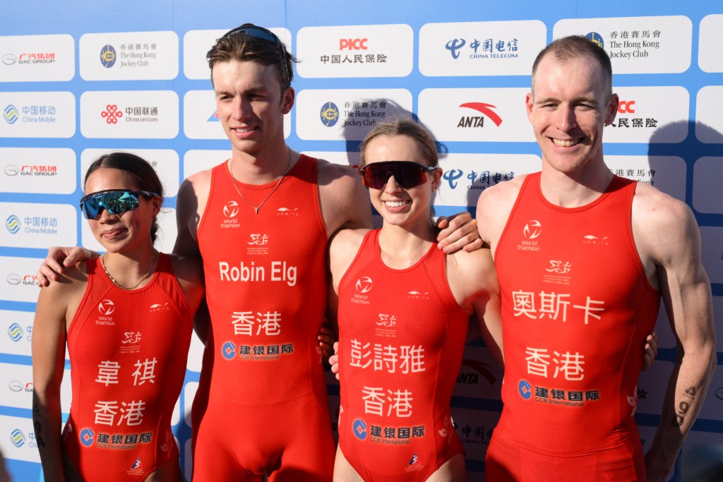 港隊在全運會三項鐵人混合接力項目奪得銀牌。左起:韋祺(Cade Wright)、Robin Elg、彭詩雅(Bailee Brown)及奧斯卡(Oscar Coggins)。 港隊在全運會三項鐵人混合接力項目奪得銀牌。左起:韋祺(Cade Wright)、Robin Elg、彭詩雅(Bailee Brown)及奧斯卡(Oscar Coggins)。