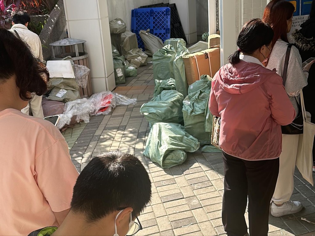 市民排隊等待取貨。網上圖片 市民排隊等待取貨。網上圖片