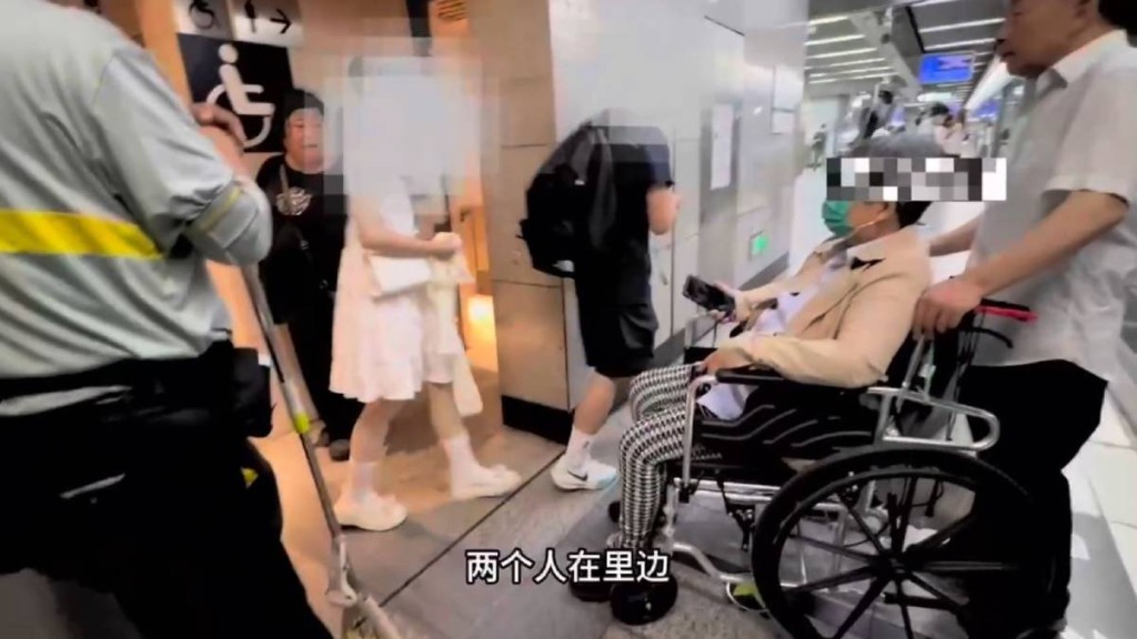 年輕情侶在佔領殘廁1小時後離開,門外已有多人苦等多時。新京報 年輕情侶在佔領殘廁1小時後離開,門外已有多人苦等多時。新京報