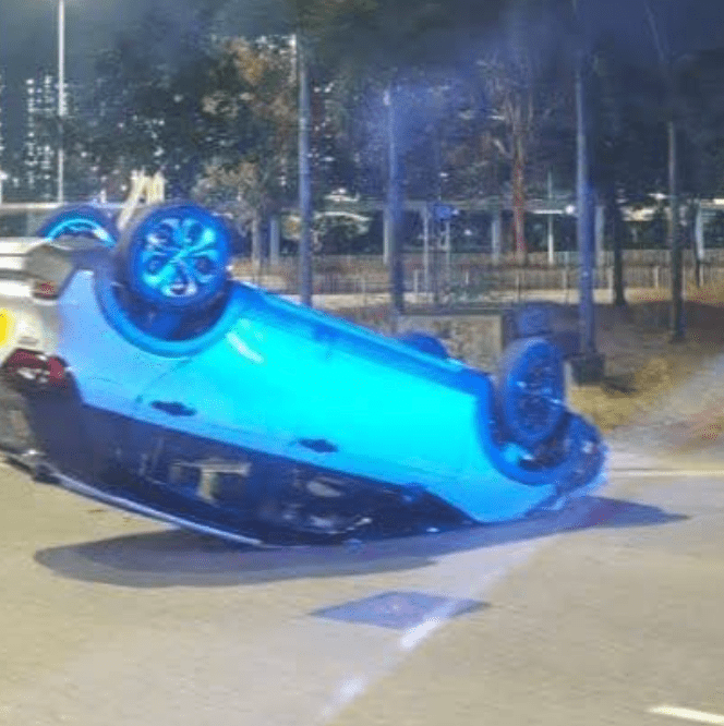 一輛掛有P牌的白色私家車沿海興路行駛期間,懷疑失控自炒翻側,四輪朝天「反肚」橫亘路中。fb「突發馬路車cam大全」 一輛掛有P牌的白色私家車沿海興路行駛期間,懷疑失控自炒翻側,四輪朝天「反肚」橫亘路中。fb「突發馬路車cam大全」