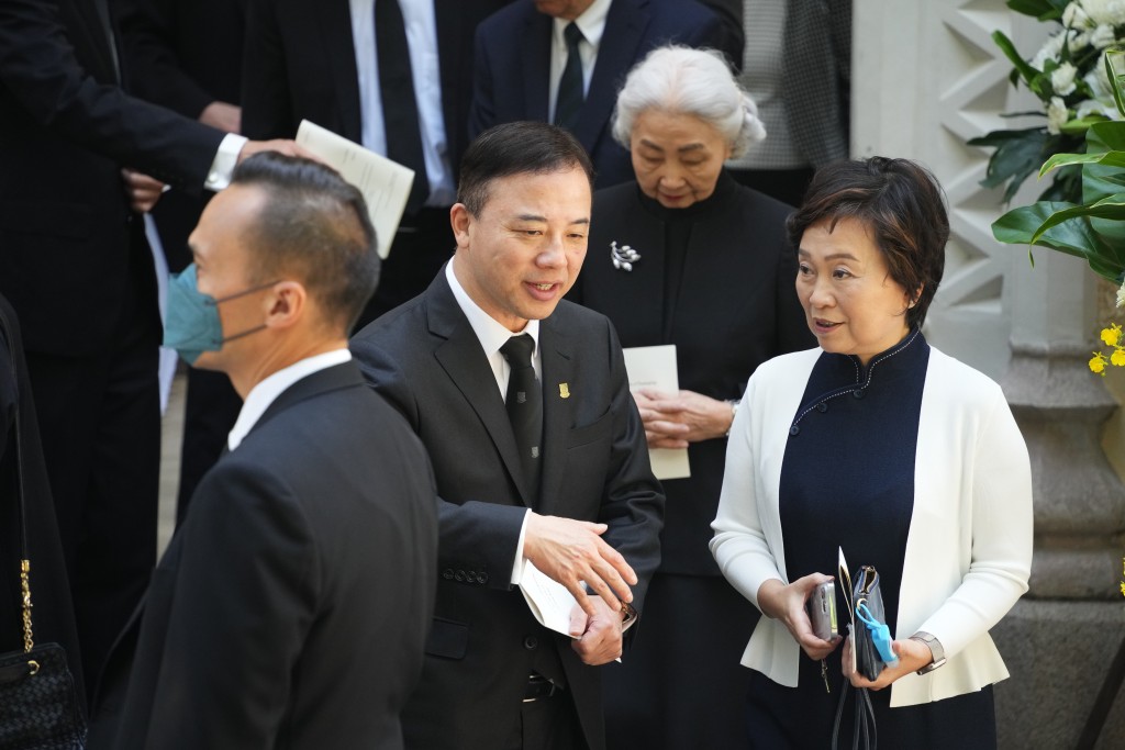 香港大學校長張翔(左)、教育局局長蔡若蓮。蘇正謙攝