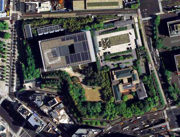 日本首相公邸即航拍圖中央右下方建築。中央左上方建築為官邸。 Wiki